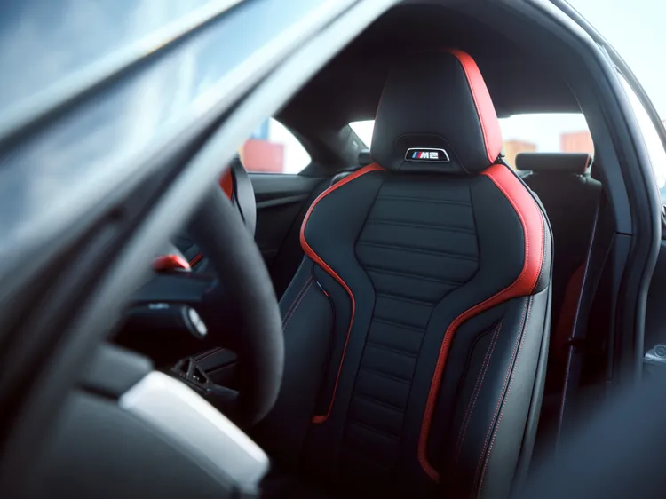 全新Vernasca真皮內裝BlackRed highlight配色，為全新BMW M2車主創造最熱血澎湃的駕馭情境。業者提供