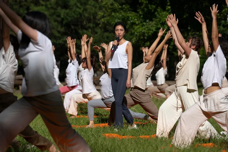 楊謹華（中）有一場在戶外森林裡教導近百位學生做瑜伽的戲，她透露戶外的陽光、芬多精，讓人有種很靠近「重生」的感覺。本地風光提供