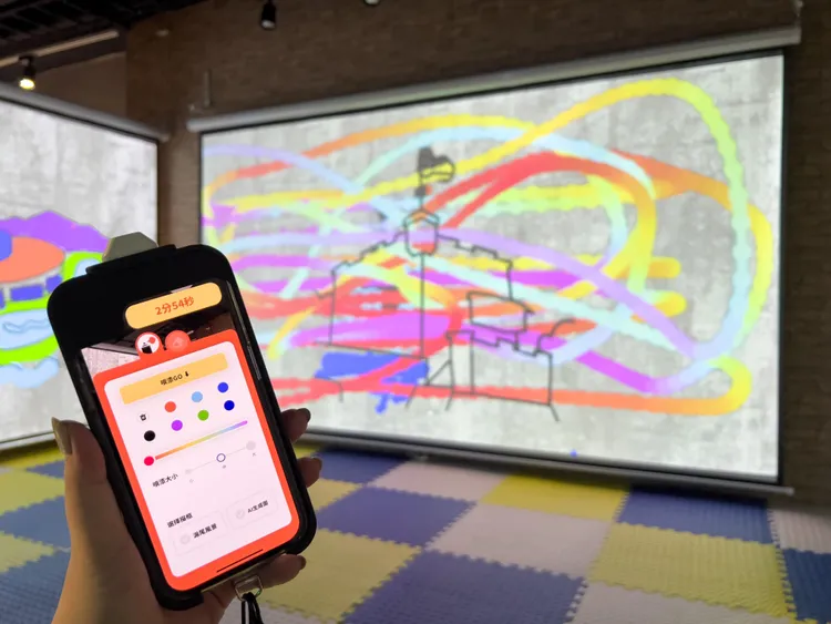以AI自動化內容生成、AR Trace Drawing、AI互動及影像拼接的互動遊戲「AIGC數位噴漆互動塗鴉投影」，玩家可透過手機模擬噴漆罐，在螢幕牆上盡情即時塗鴉創作。台灣大提供