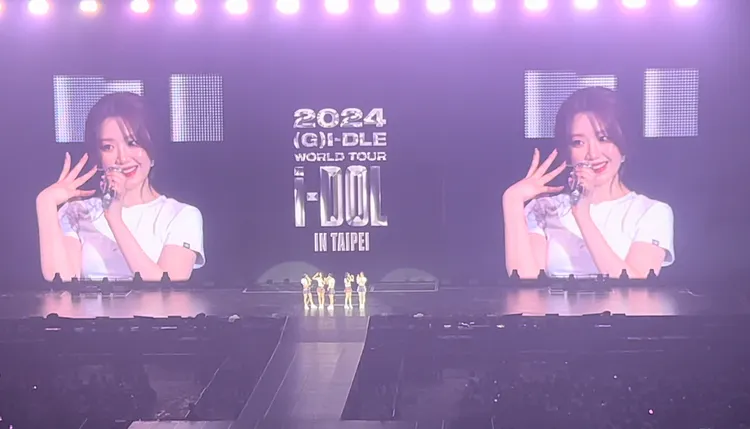 舒華比出4，用台灣國語問「4偶嗎」。讀者提供