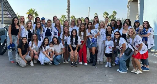 道奇30人大嫂團季後賽開打前秀合照！大谷翔平妻子沒一起坐原因曝光