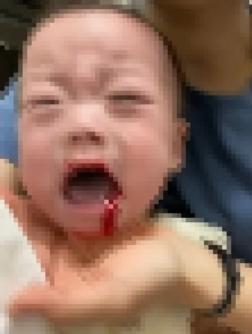 這款惡保母!「嬰摔到滿嘴血」她竟滑手機 還教人「體罰不留傷」