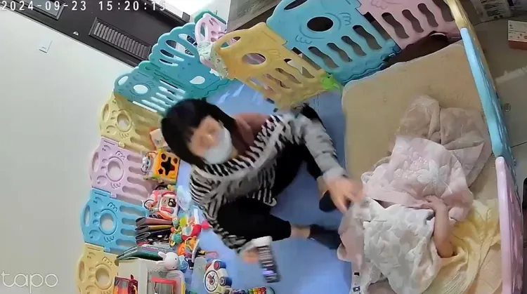 陳姓保母用整條被子蓋住孩子身體，寶寶受不了拉扯她才回神。翻攝照片