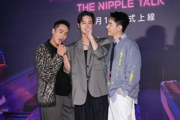 莊凱勛（左起）、夏騰宏、張書豪台上比「騷」。彭欣偉攝影