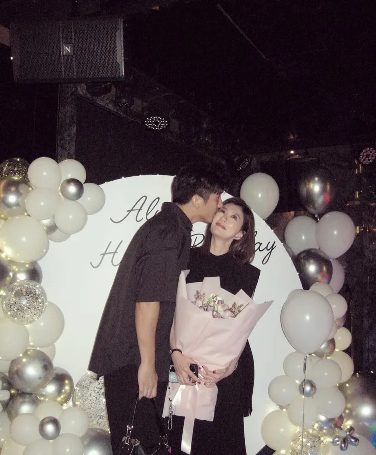 修杰楷（左）為愛妻賈靜雯策畫驚喜。翻攝aalyssachia IG