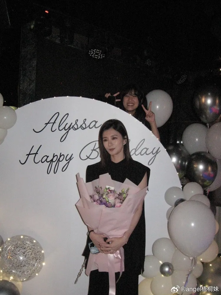 賈靜雯（前）不知道大女兒Angel飛回台為她慶生。翻攝Angel梧桐妹微博