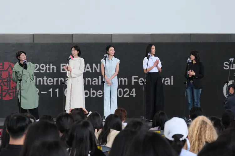 《影后》編導嚴藝文（左起）攜手謝盈萱、楊謹華、陳庭妮、監製丁長鈺赴釜山影展戶外見面會。Netflix提供