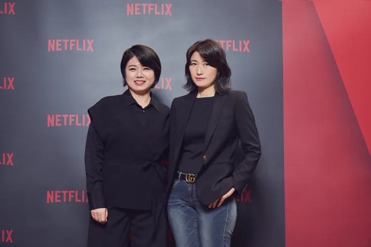 編導嚴藝文（左）、監製丁長鈺赴釜山宣傳《影后》。Netflix提供