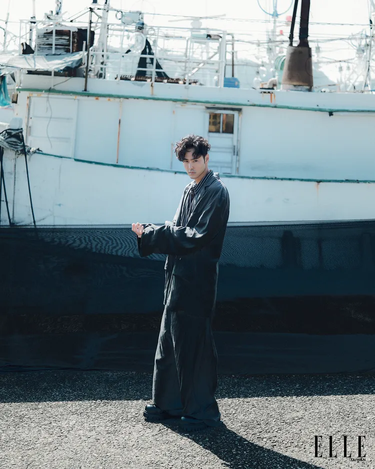 阮經天拍攝《ELLE》封面。《ELLE》國際中文版提供