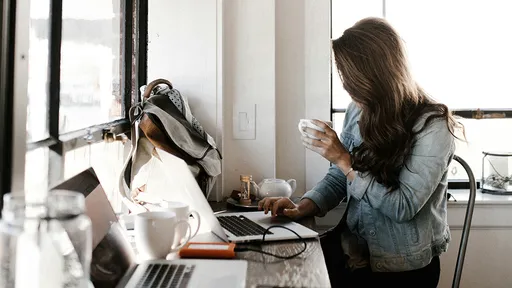 上班族摸魚招式統計 看網路影片「平均1年少工作3周」