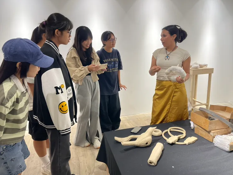 墨西哥藝術家cassandra學生互動。中山大學提供