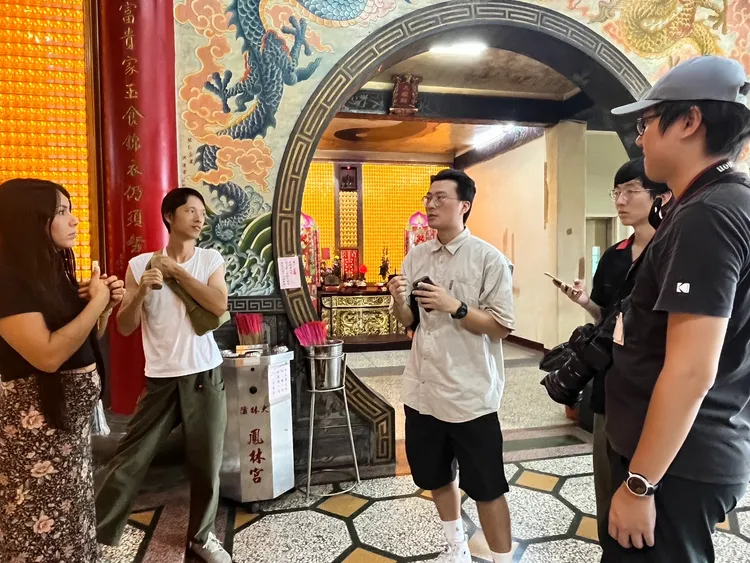 墨西哥藝術家Cassandra Adame參與「煙囪之村，大林蒲走讀」工作坊。中山大學提供