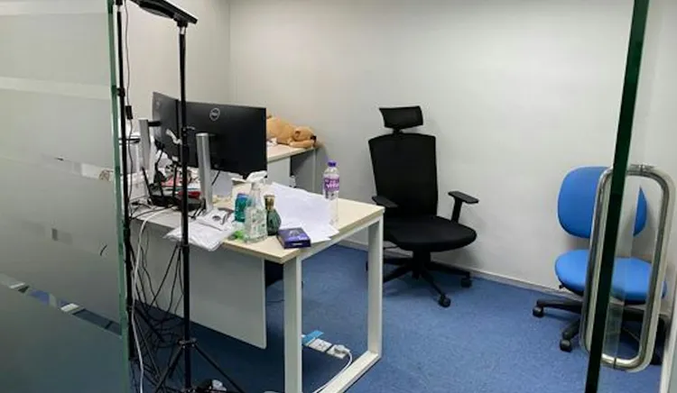 詐騙集團利用人工智慧等科技手段扮成美女，騙取宅男的感情與金錢。翻攝香港警務部門