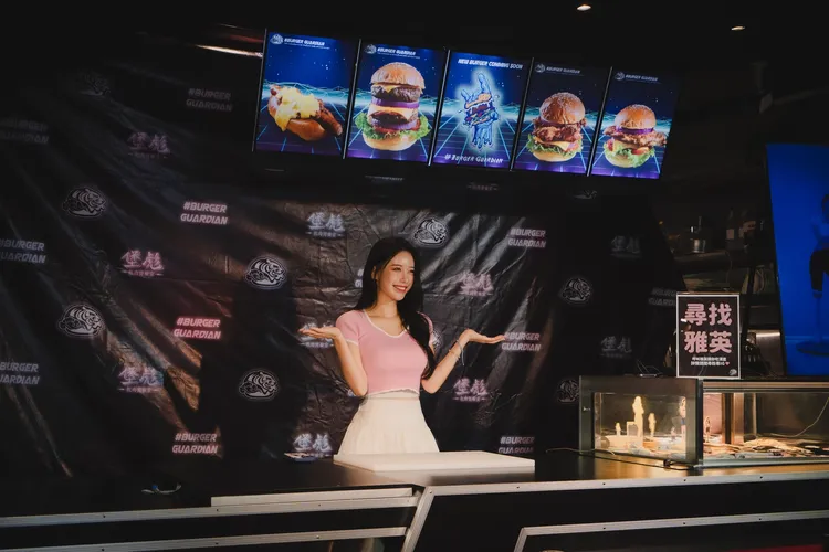 李雅英到漢堡店擔任一日店長。翻攝自堡彪專業美式漢堡粉絲專頁