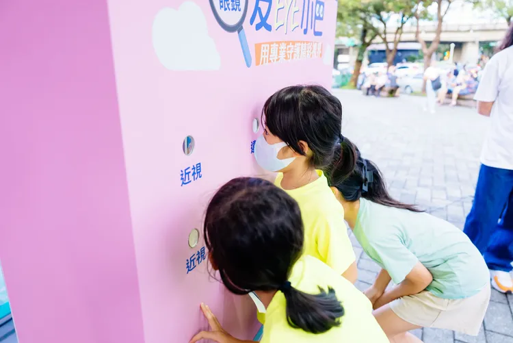 除了免費提供學童視力保健諮詢，「友EYE小巴」將前進花蓮地區關懷在地居民。業者提供
