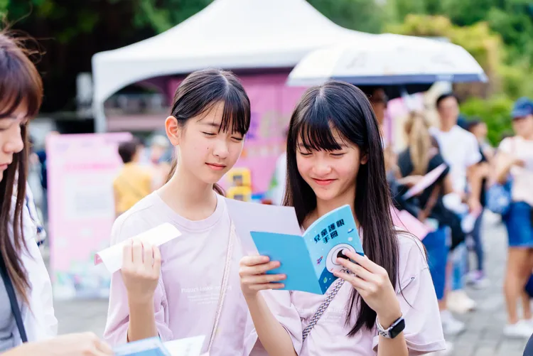 護眼從小做起！寶島眼鏡驗光師暖心提供免費視力衛教服務。業者提供