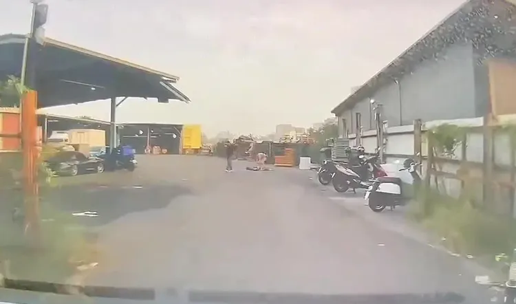 救護車抵達現場，女子已躺在地上。翻攝畫面