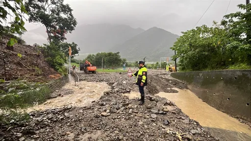 山陀兒颱風雨勢驚人 台東台20線初來橋「路面變黃河」