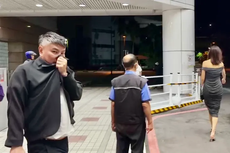 詹仁雄凌晨1點多，酒醒後傷勢已無大礙，跟老婆離開三總急診室。特勤中心攝