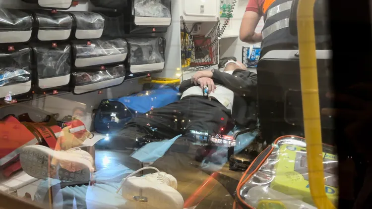 詹仁雄深夜11點多，在萬豪酒店被抬上救護車送醫急救。特勤中心攝