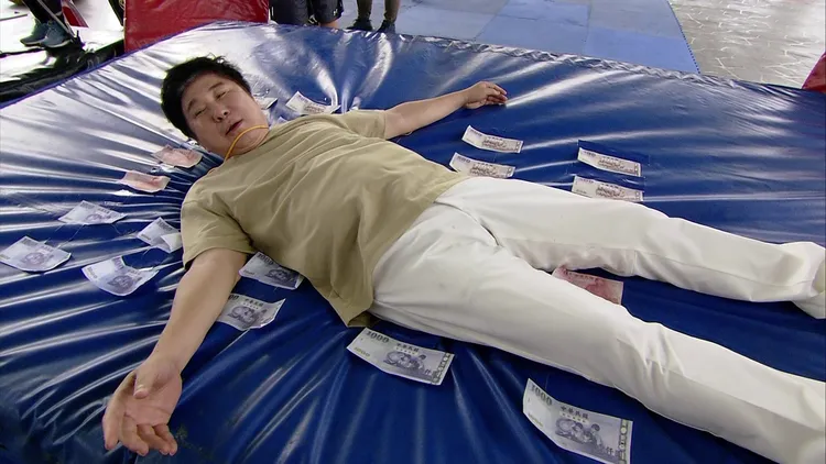 胡瓜在節目上拼命挑戰遊戲。民視提供