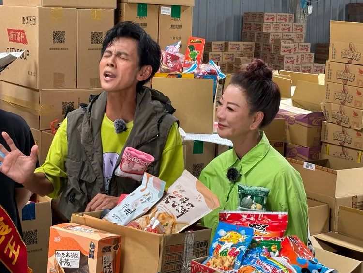 阿翔（左起）、楊繡惠在揀貨大Pk。民視提供