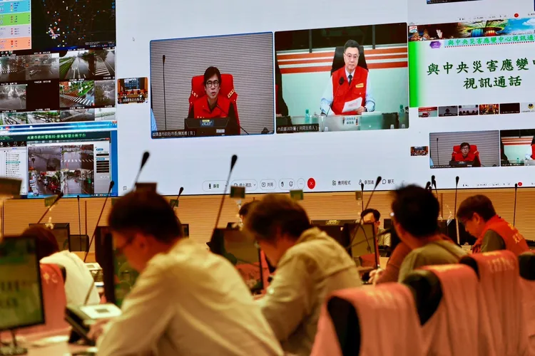 高雄市長陳其邁2日上午與行政院長卓榮泰視訊會議說明防颱整備情形。市府提供