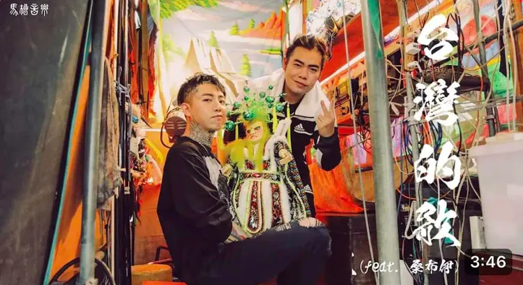 謝和弦和桑布伊聯手唱《台灣的歌》。翻攝謝和弦臉書

