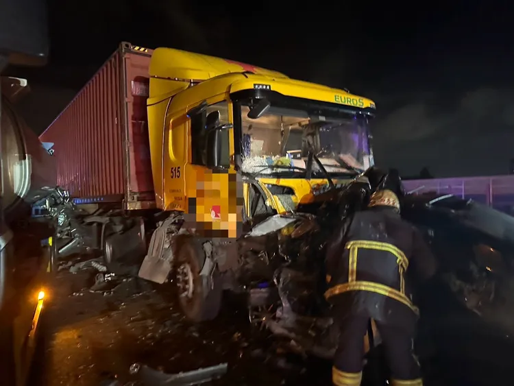 現場6車追撞。消防局提供