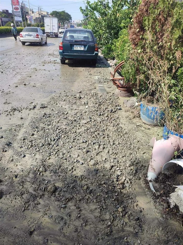 路面滿目瘡痍。翻攝「彰化踢爆網」