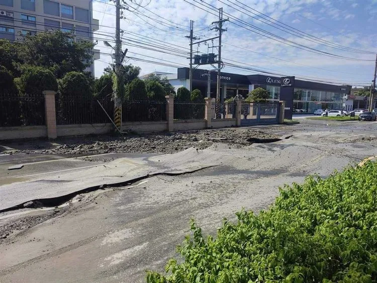 施工人員表示，現場管線加壓試水時彎頭接頭脫落，造成路面破損。翻攝「彰化踢爆網」