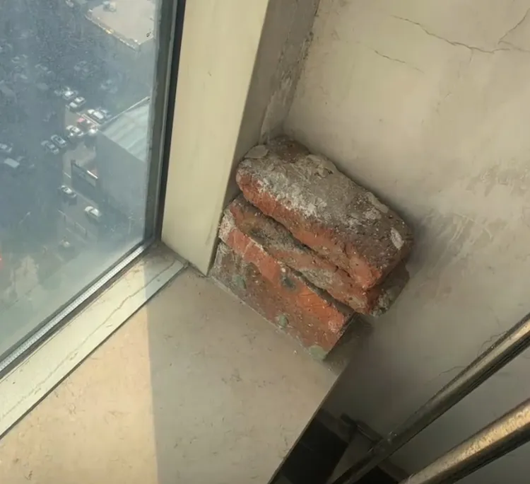 廢材男拿了磚頭隨機朝地面砸下去。翻攝微博/澎拜新聞