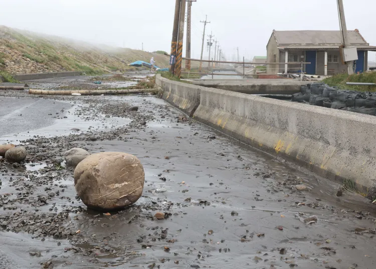 台西鄉新興海堤老舊脆弱，且高度不足抵擋暴潮與大浪，每逢颱風常有垃圾堆積。縣府提供