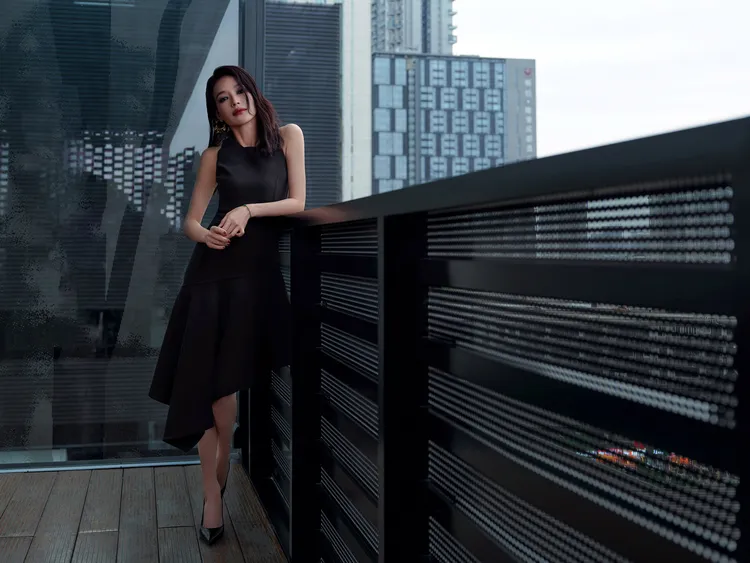 舒淇穿著黑色不規則裙擺洋裝大秀好身材。品牌提供