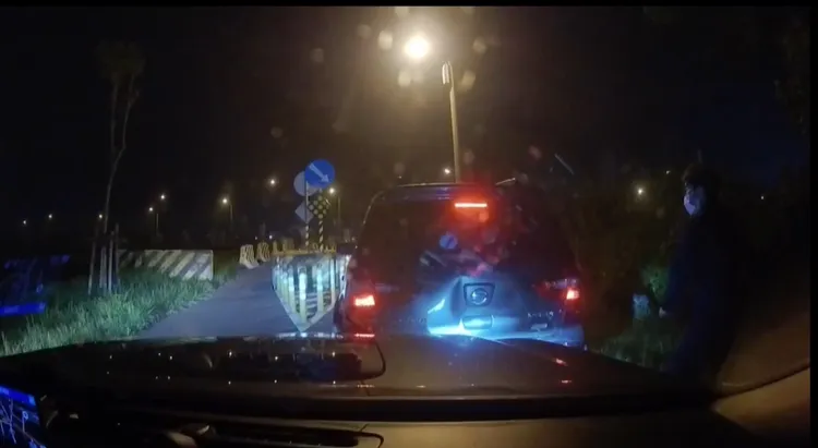 警方在屏東九如一帶攔截圍捕，蔡男一度還想倒車衝撞警方。翻攝照片