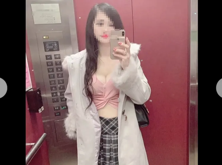 黃牛爆乳人妻張女常在臉書曬出生活照炫富。翻攝自張女臉書