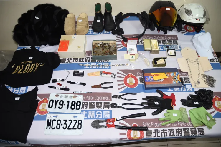 詹男作案工具以及得手贓物。警方提供