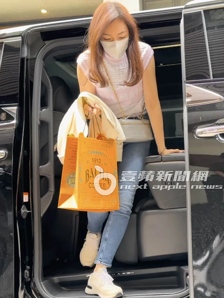 郭台銘夫人曾馨瑩，搭294萬Toyota Alphard抵達現場。特勤中心攝