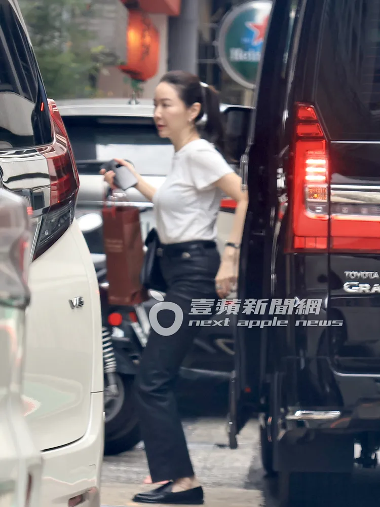蔡依倫率先下車抵達米其林高級日料餐廳。特勤中心攝