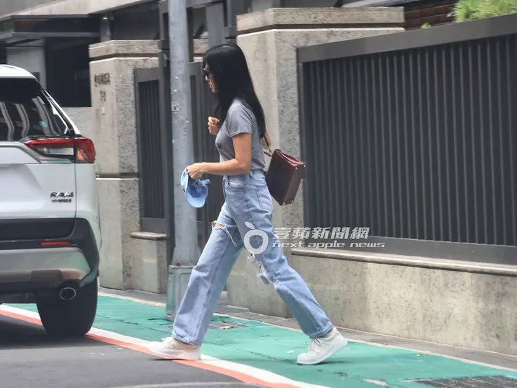林熙蕾戴墨鏡，一身休閒打扮，肩背愛馬仕凱莉包，拿著藍帽子下計程車。特勤中心攝