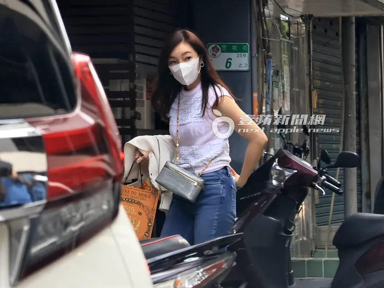 曾馨瑩手上披著外套準備走進米其林餐廳。特勤中心攝