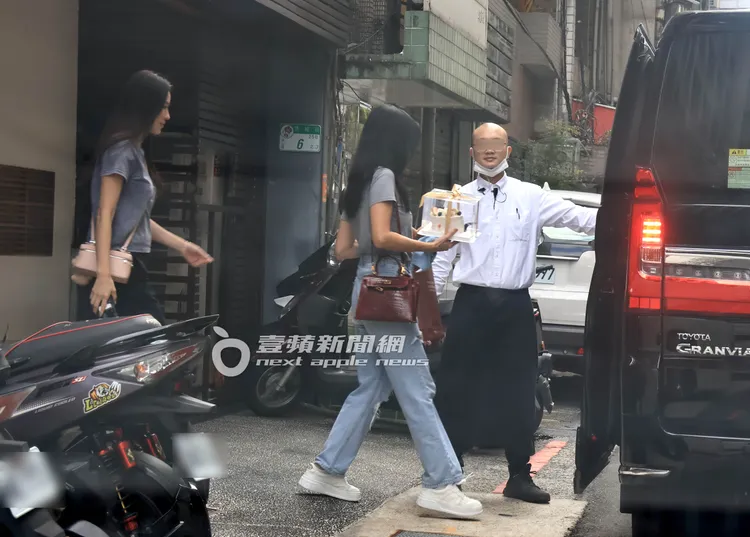 林熙蕾（中）與林牧潔準備坐上蔡依倫的207萬Toyota Granvia保母車離去。特勤中心攝