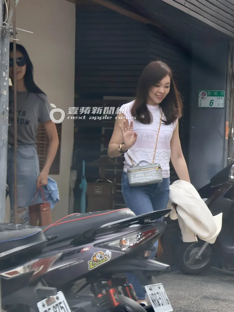 曾馨瑩準備坐上保母車離開。特勤中心攝