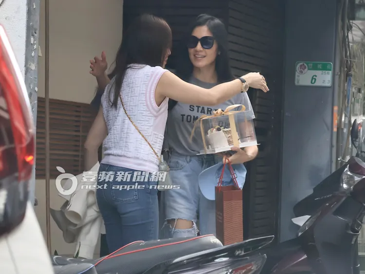 曾馨瑩（左）準備上前給林熙蕾一個愛的擁抱。特勤中心攝