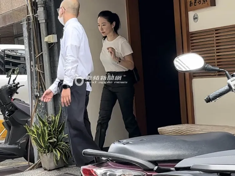 蔡依倫步出餐廳後準備上車。特勤中心攝
