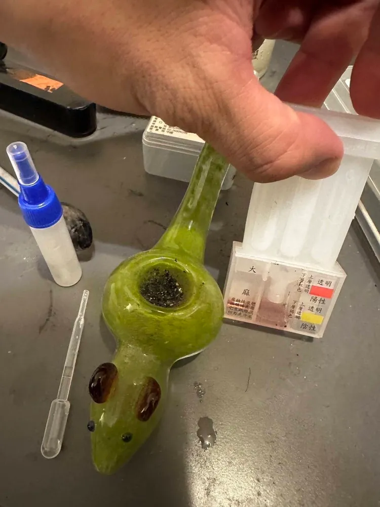 陳嫌家中搜出安非他命吸食器、大麻菸斗及毒果汁包等證物。翻攝畫面