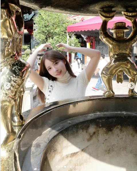 三上悠亞現身龍山寺，分享美照。翻攝三上悠亞IG