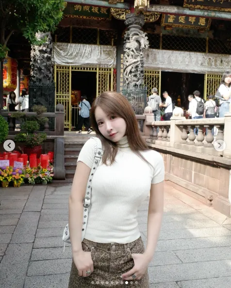 三上悠亞現身龍山寺。翻攝三上悠亞IG