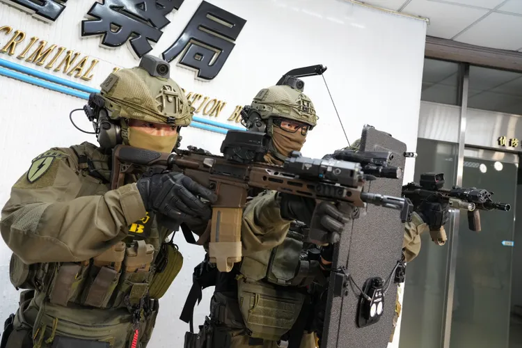 「MAWL-DA軍規雷射指引器」採用綠光在白天也可以使用，瞄哪裡打哪裡，精準度高。彭欣偉攝