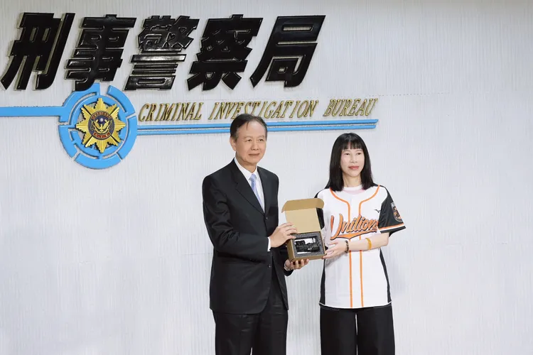 愛爾麗集團董事長劉貞華致贈「MAWL-DA軍規雷射指引器」給刑事局長周幼偉。彭欣偉攝